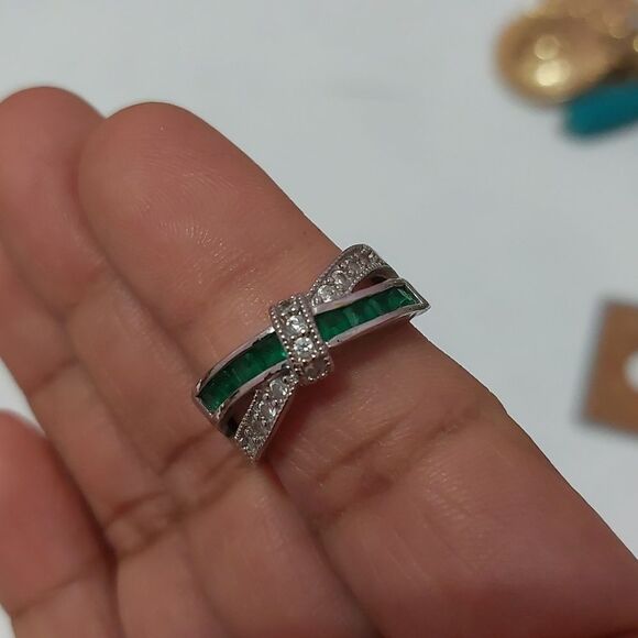 Silver Tone Bow Knot Green and Clear Crystals Ring Size 6.5 - Picture 1 of 5